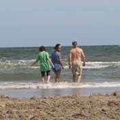 ./photos/galveston_july_2008/15_tom_and_kids_at_beach2.jpg